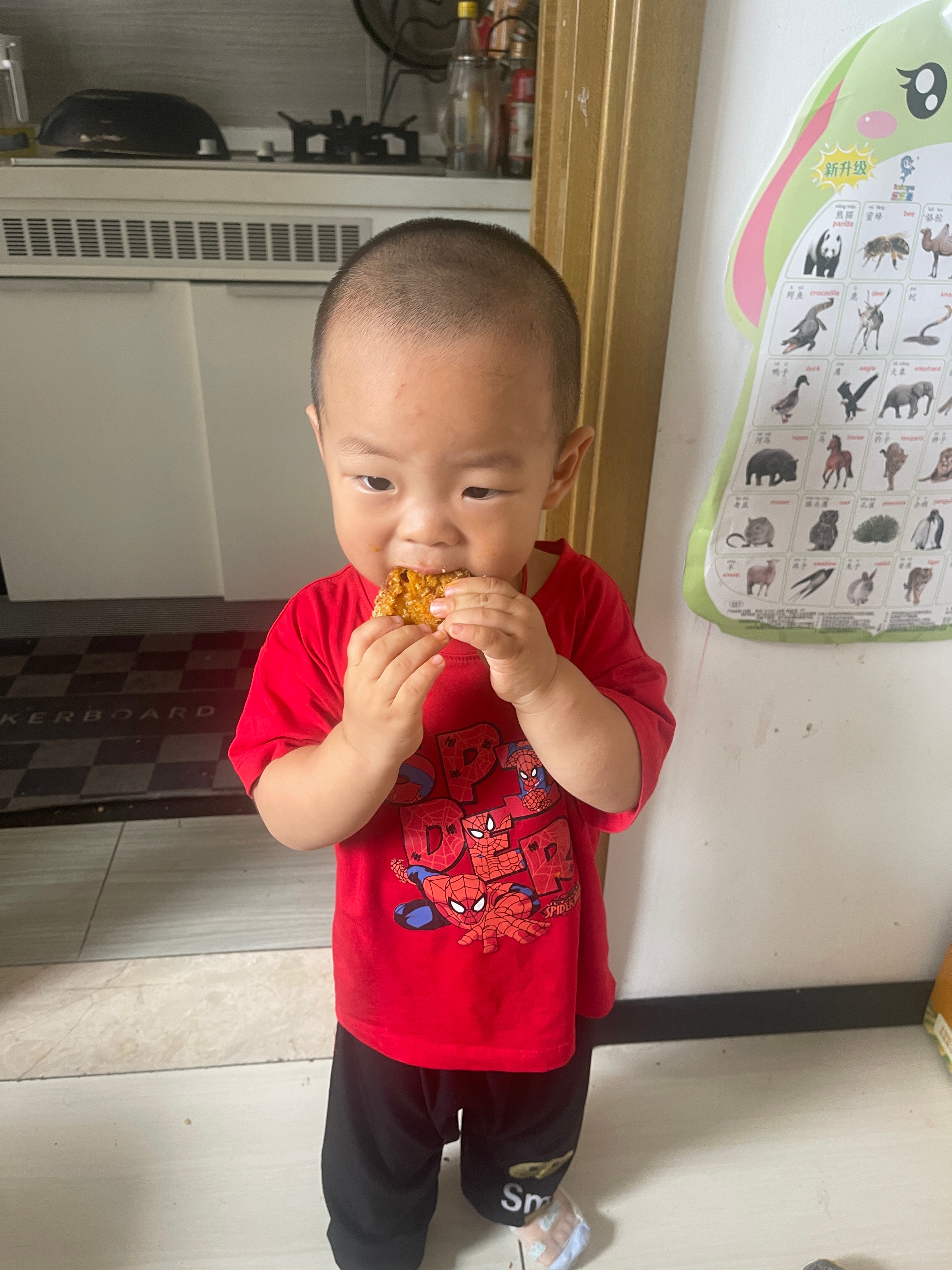 老板娘单独给乐乐做的早餐出炉了，外形不咋地，但是乐乐很爱吃，证明这次做的还算没翻