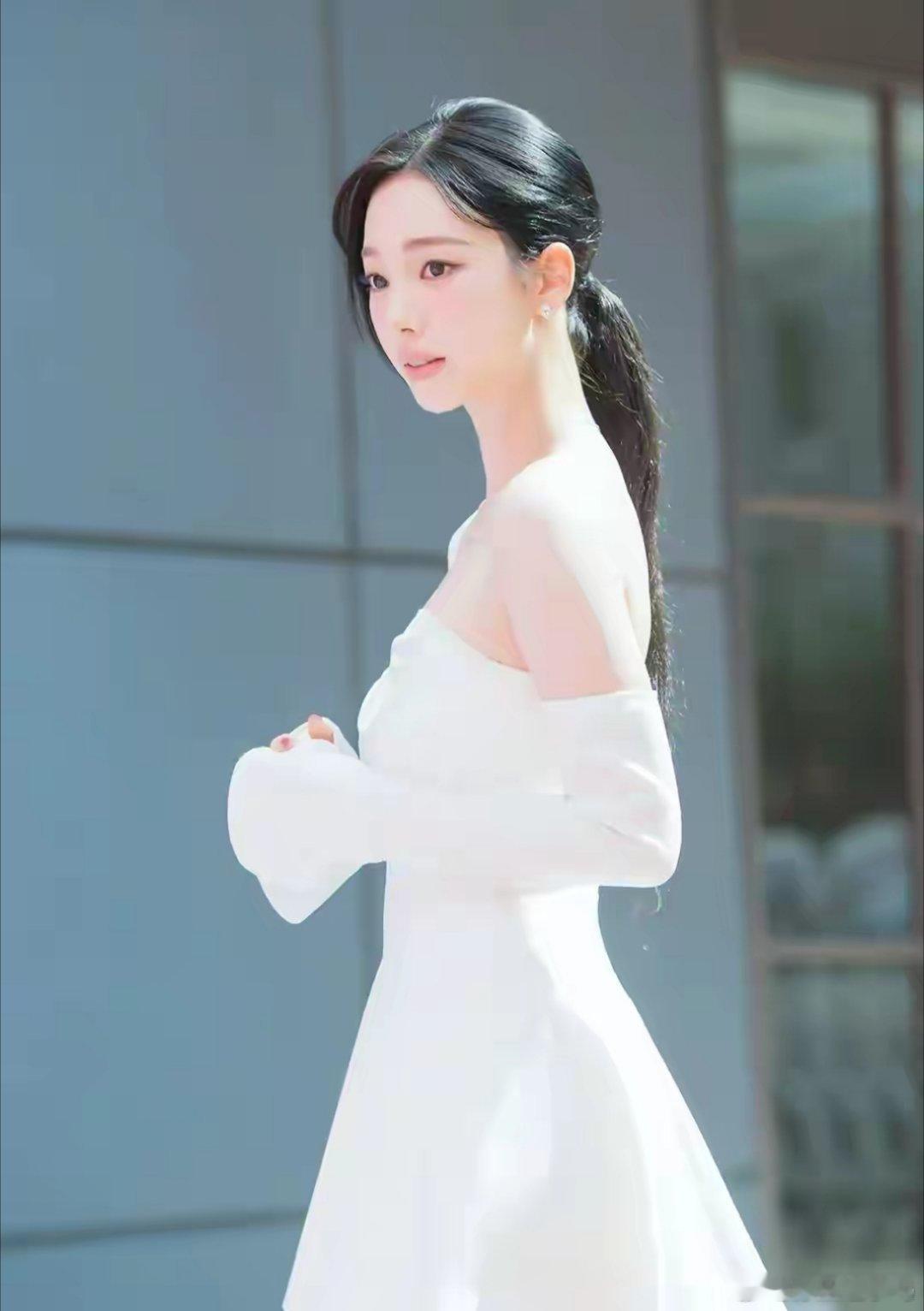 柳智敏出席品牌线下活动，身穿白色单肩连衣裙，美到没边了 ​​​