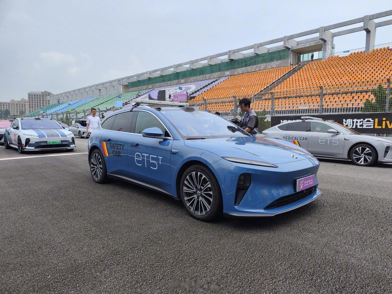 蔚来ET5成了上海国际赛车场GT赛车8小时耐力赛的领航车，ET5T成为了官方医疗