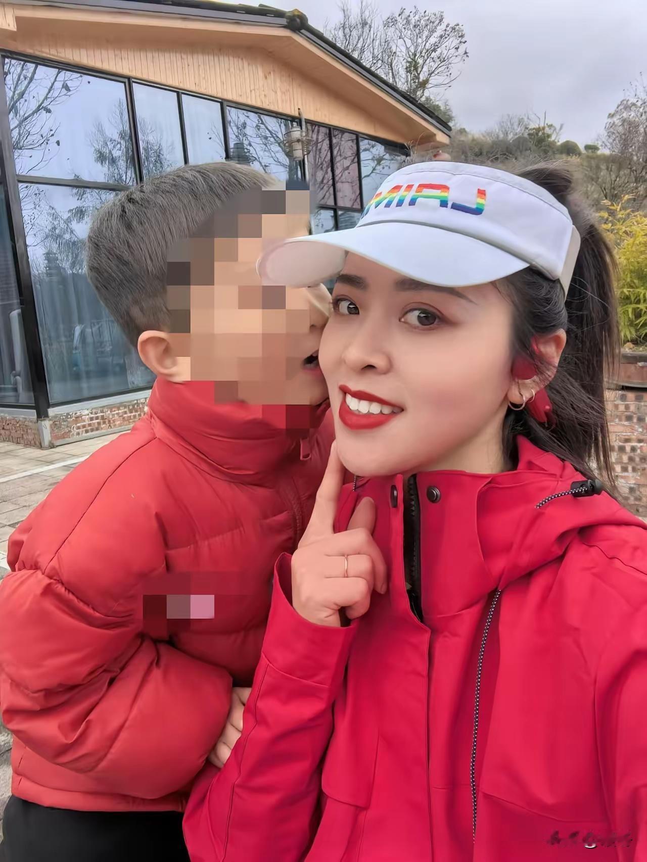 看哭了！贵州街头，30岁单亲妈妈送孩子上学，却在回家路上遭遇车祸。
她叫李绍艳，