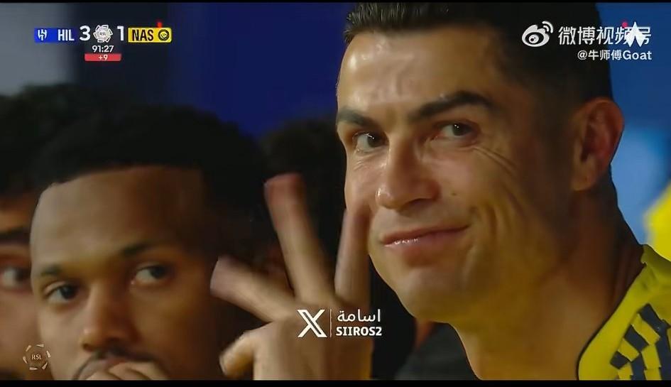 输给新月后，原来C罗在替补席不停地挥动五个手指是这个意思……
相比罗哥，梅西在沙