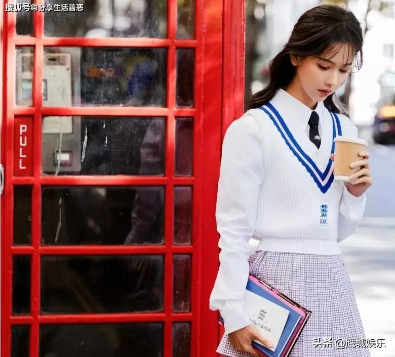 陈都灵街拍造型展现青春元气，成为穿搭示范标杆。


文章围绕陈都灵的一组街拍展开