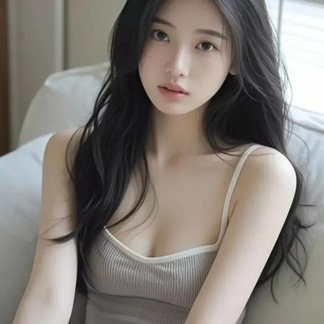 温柔黑发少女，坐在柔软的沙发上，眼神如水。温柔美少女 温柔白裙少女 温柔感美女 