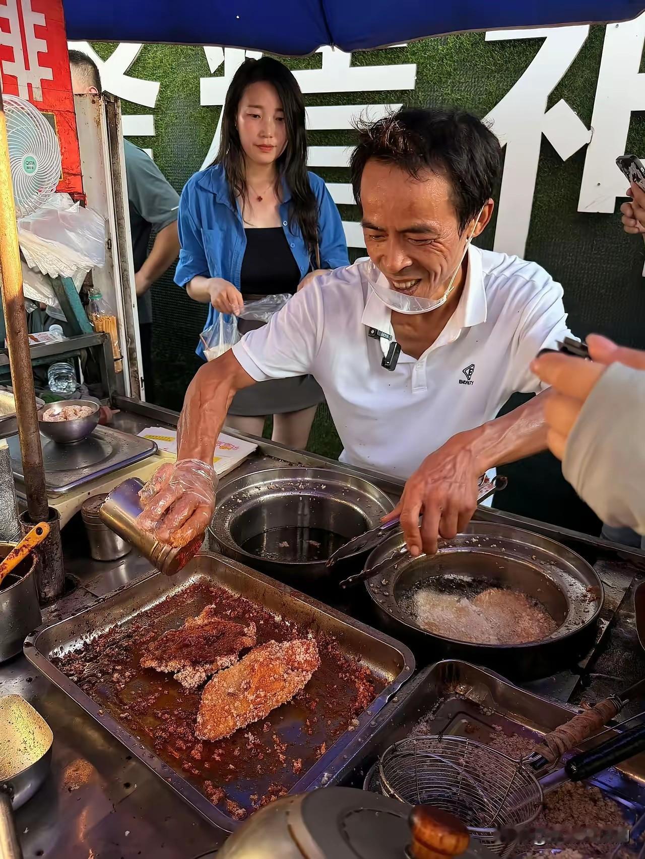 一口油锅、一辆三轮车，江西景德镇的“鸡排哥”李俊永怎么也想不到自己会火爆出圈！
