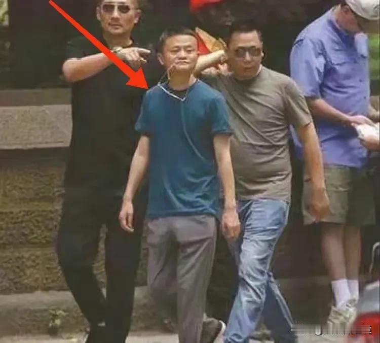 照片中这个男人，前后不过几年而已，状态真是天差地别。
阿里巅峰时期，他指点江山，