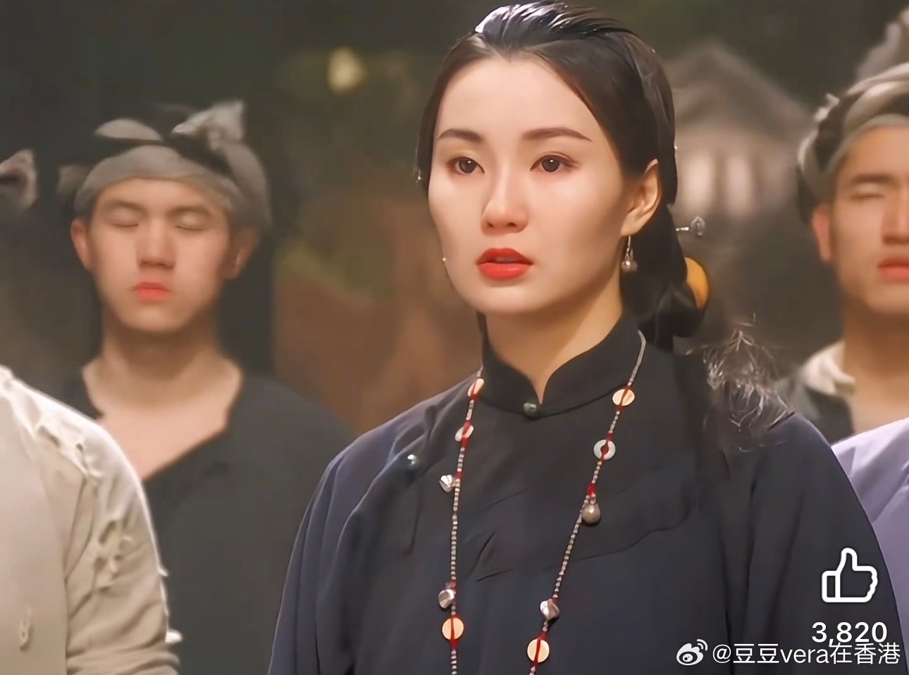 以前的化妆师还读一下书，链子穿得非常讲究，符合中国人的审美 