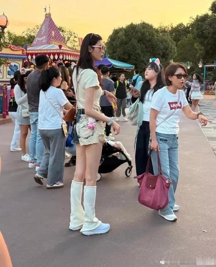 超模在人群中真的有种鹤立鸡群的感觉。看看奚梦瑶站在一堆人中，真的特别出挑啊！难怪