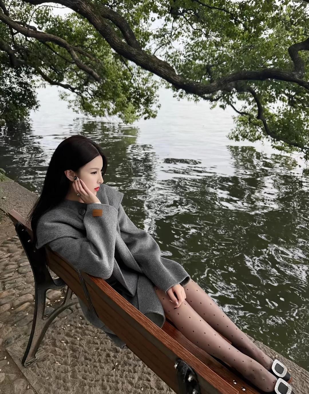 静坐湖畔，沉思时光，秋日暖阳洒满心间。