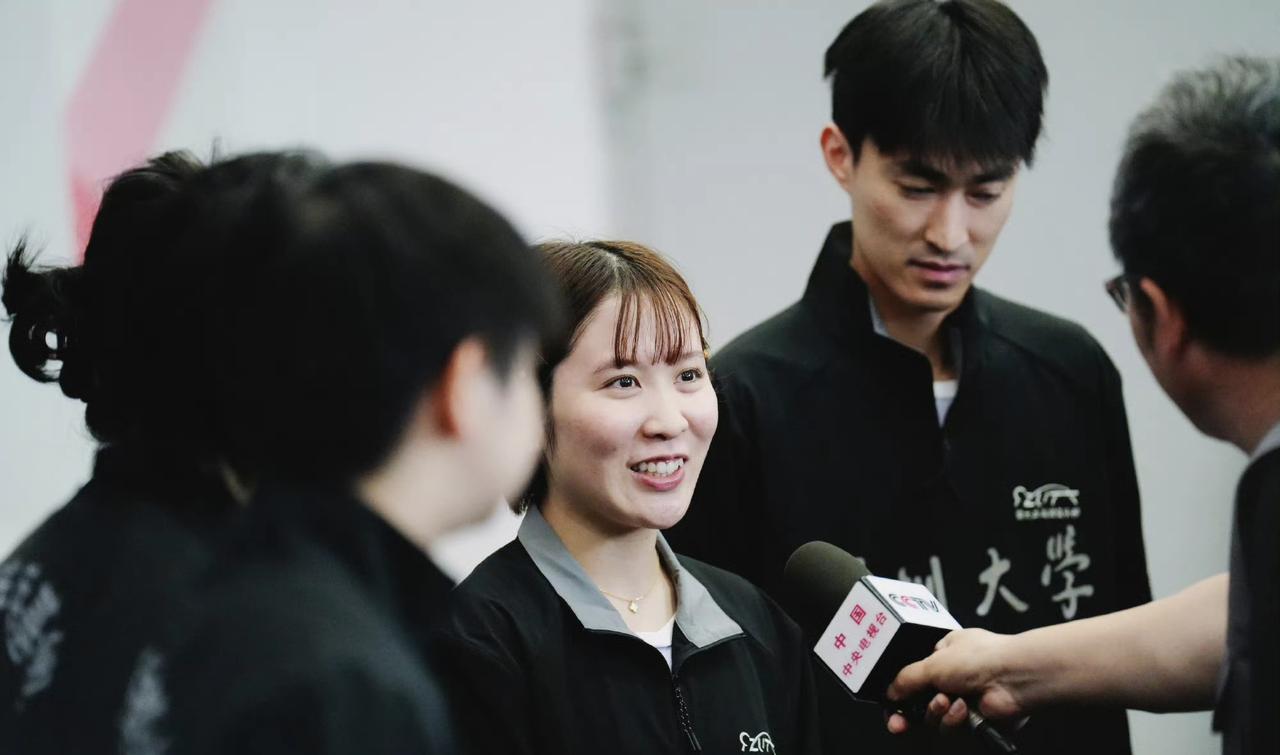 平野美宇来乒超真的玩开心了！
平野美宇来乒超联赛竟然这么开心，赛后舍不得走，和队