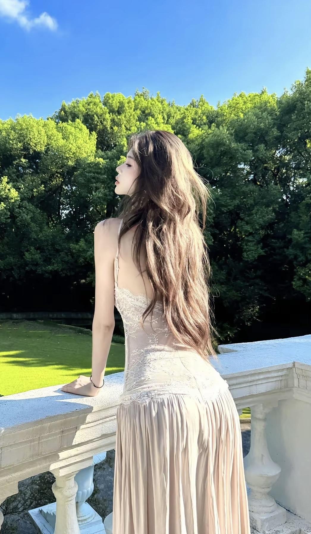 夏日午后，绿意盎然，裙摆飞扬，少女情怀