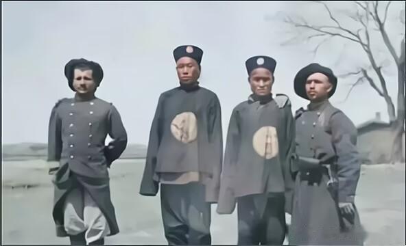 1900年，清朝士兵与意大利士兵的合影，照片中的两名士兵体型并不比这两名西方人矮
