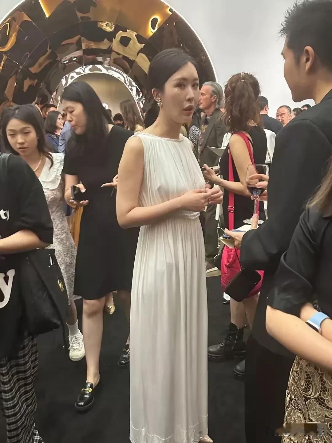 田朴珺这是怎么了？觉得她现在的模样和去年有点不同了。下巴越来越方了，不知道是不是