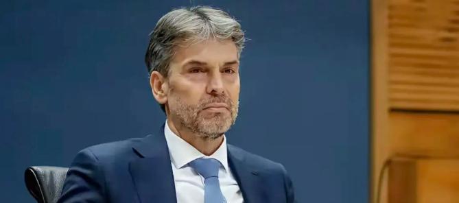 荷兰傻眼了！
荷兰光刻机巨头ASML表示，在美国封锁下，我国企业基本无法购买EU