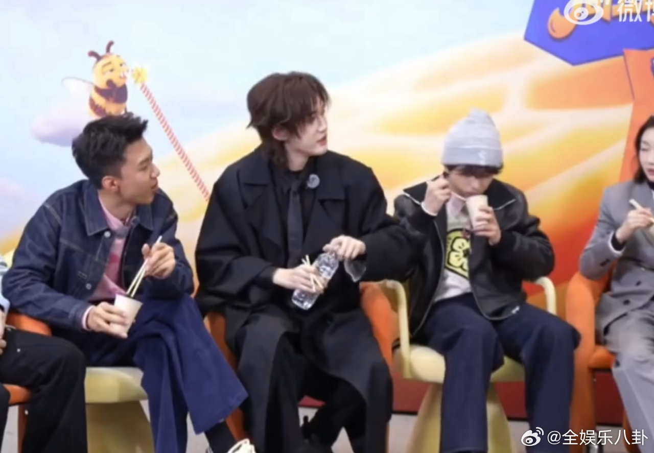 穆祉丞给汪铎递水还不忘吃梅花糕 救命！穆祉丞边吃梅花糕边递水的样子也太萌了，贴心