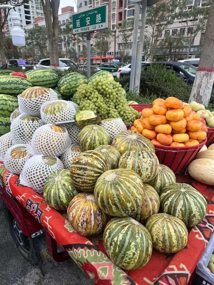 想去吃晚饭，店员给我推荐这个位置，说：那里全是吃的。我看了下，除了蔬菜水果我可以