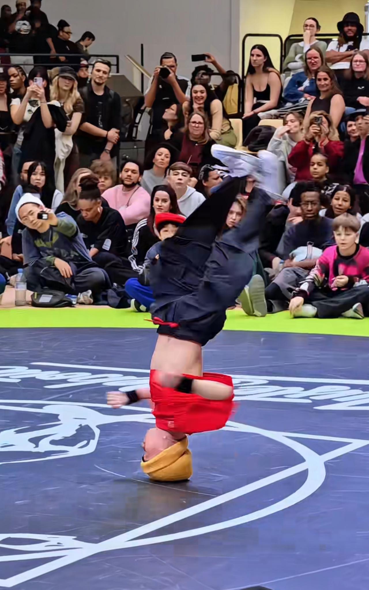 最近13岁小孩哥秋秋拿到了街舞世界冠军，看看老外的震惊程度就知道秋秋的舞技有多好