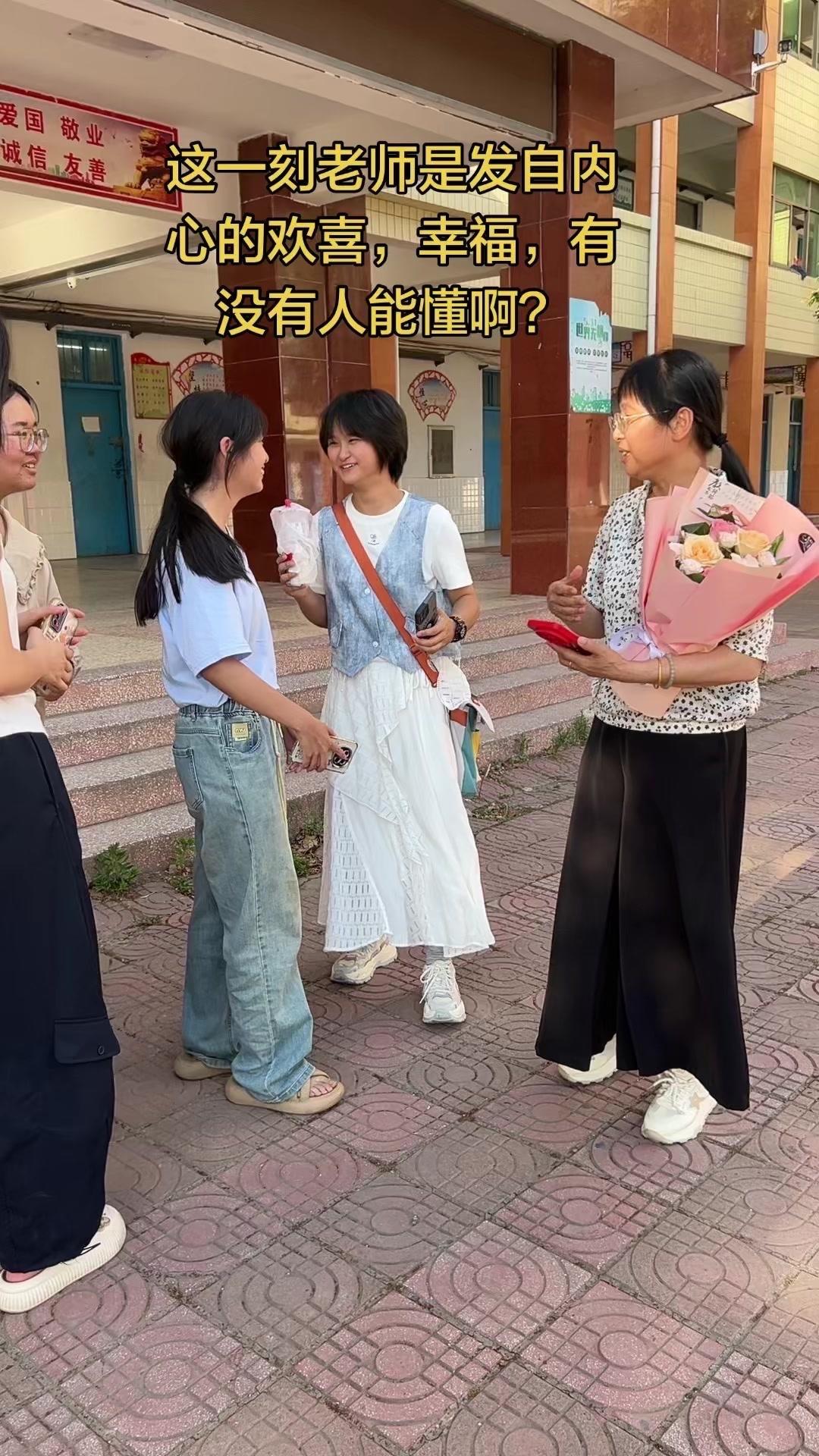学生来看班主任，这幸福感太浓了！放假回学校看班主任，一进门就被惊喜包围，手里还提