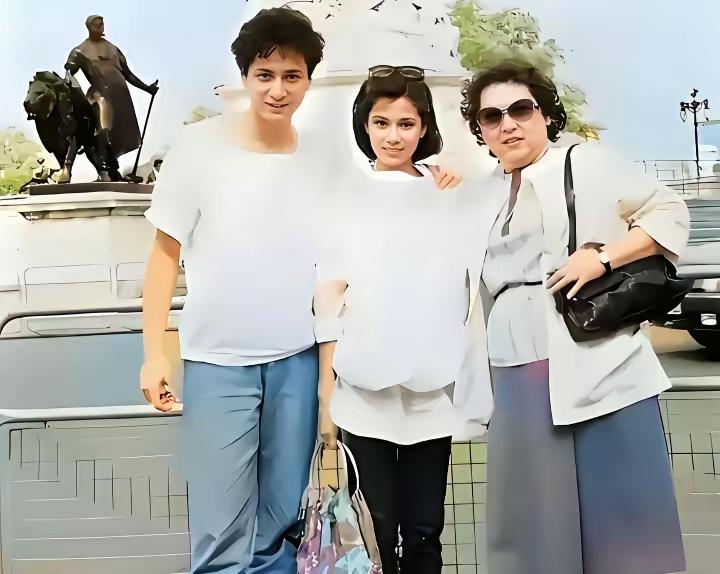 看到这张80年代翁美玲和热恋男友汤镇业去英国看望母亲的留影，瞬间被拉回那个充满纯