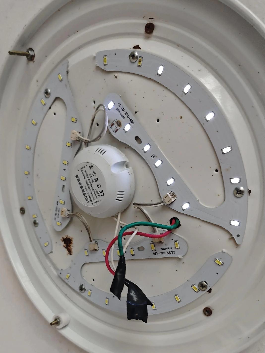 两位外企的质量工程师都很能干，两种不同类型的人，其中一位诚实肯干，不抽烟，不喝酒