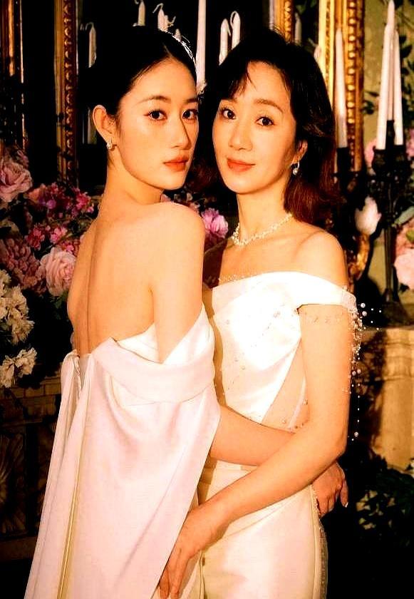 她5岁拍戏，父亲立下死规矩：成绩下滑，立刻停拍。
 
别的童星在赶通告，她在做试