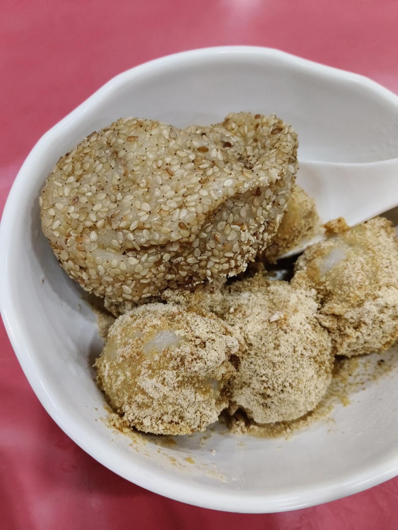 * 今天去兰州市城关区张掖路的甜食店，点了一份干吃元宵，还买了两个麻团儿。
以前