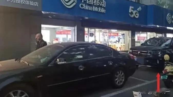 停在路边停车位的私家车“不见”了，交警：领导让拖的？
停在合规停车位上的私家车“