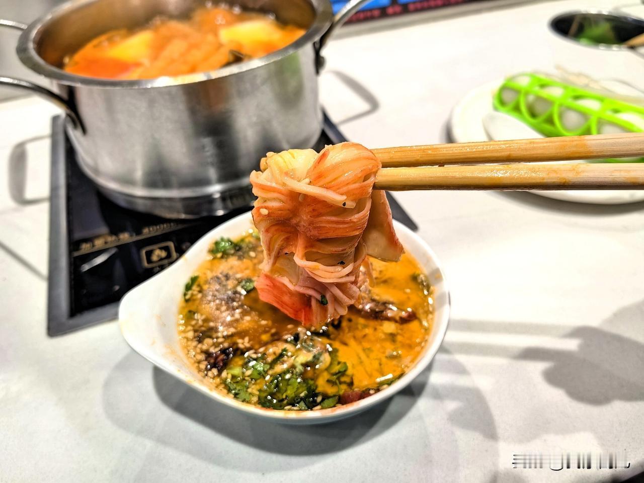 肥牛卷在辣锅里跳舞，
虾滑在番茄汤里潜水，
最后用吸满汤汁的泡面收尾，
幸福到转