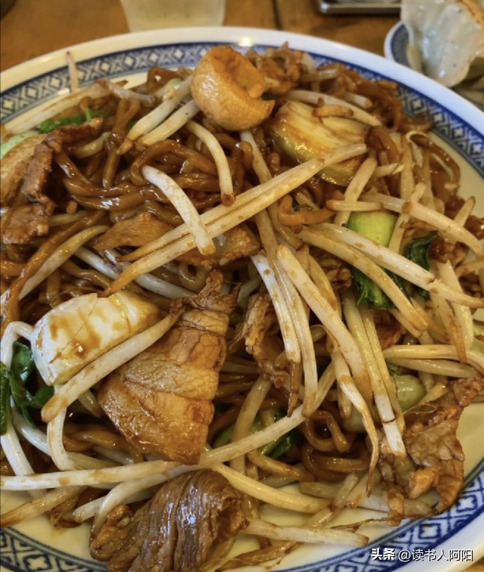 一个日本人，吃了一碗上海肉炒面！他的评价是真高啊！都快成诗词歌赋了！[呲牙]
“