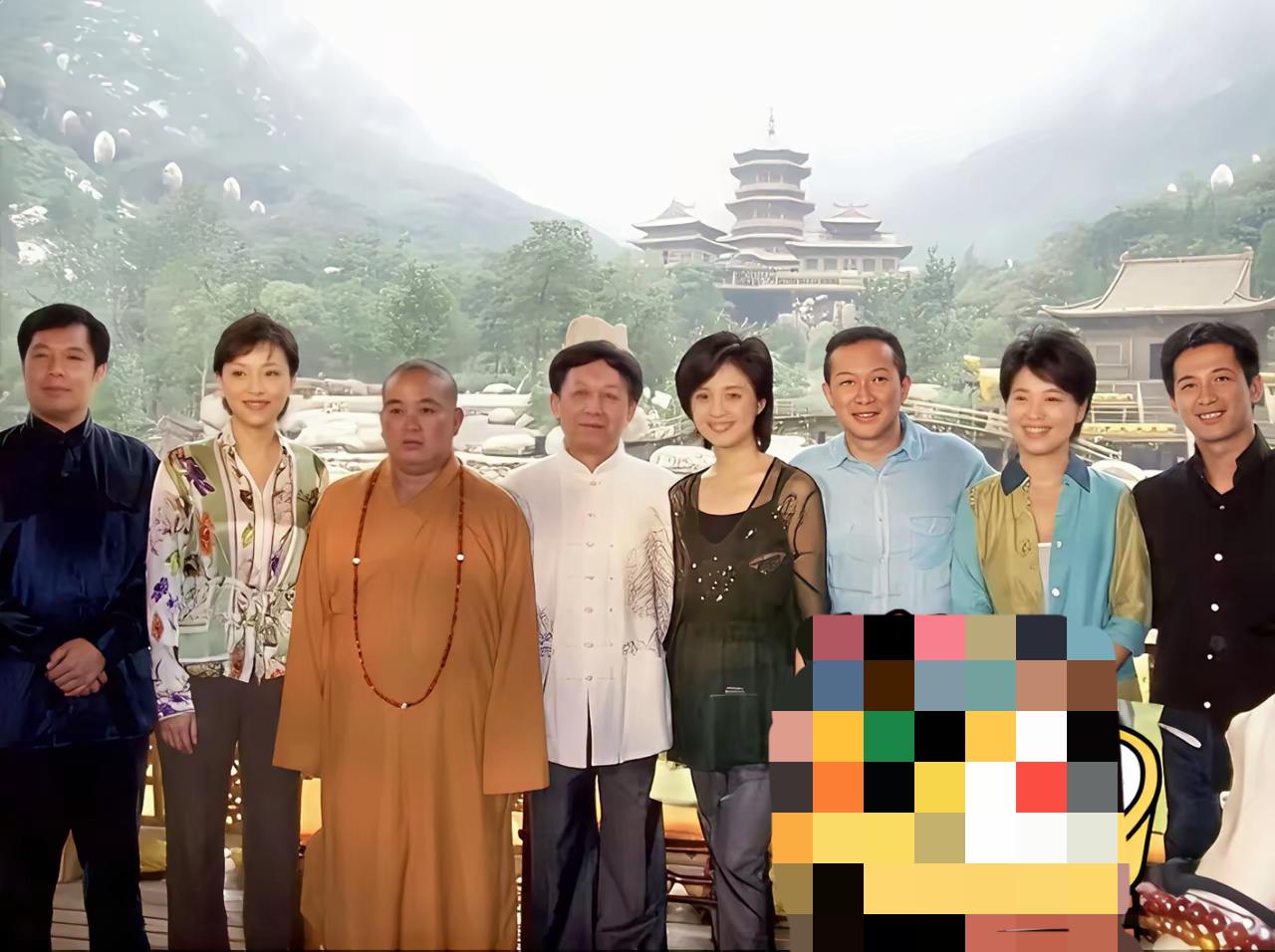 网上这张十多年前 7 名文艺娱乐界名人与释永信的合影挺有意思。从类似的合影故事来
