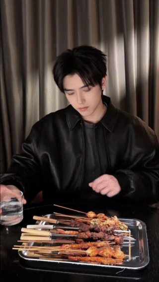 飞宇真是大馋小子啊 