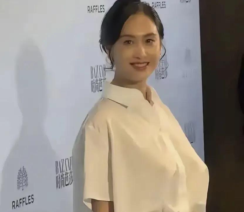 54岁朱茵身材丰满性感，难怪很多人喜欢，这种身材男人无法抗拒

看到朱茵最近的照