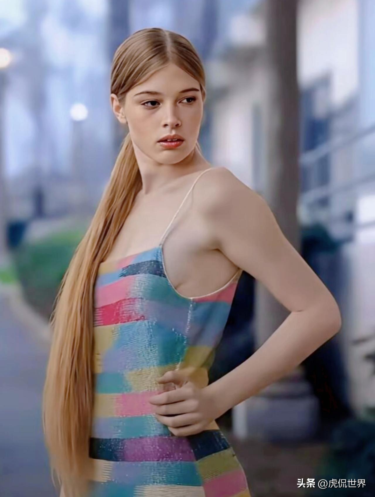 冷艳流转，顾盼生辉。她生得一副冷艳骨相，一袭吊带裙简约利落，丝毫无法遮掩周身的高