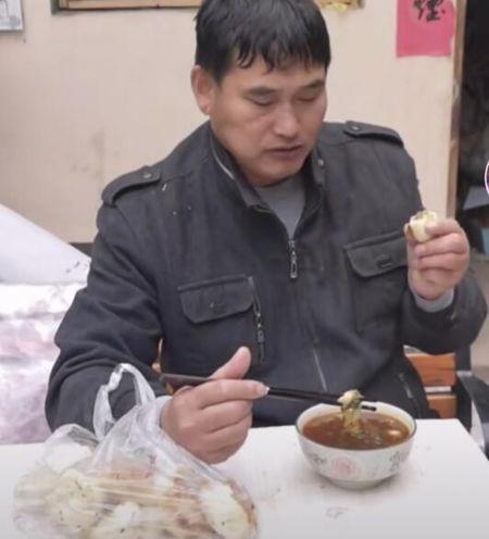 “我正在演出，哪来的跳楼？”接到电话的大衣哥朱之文气急败坏地说。

真是人红是非