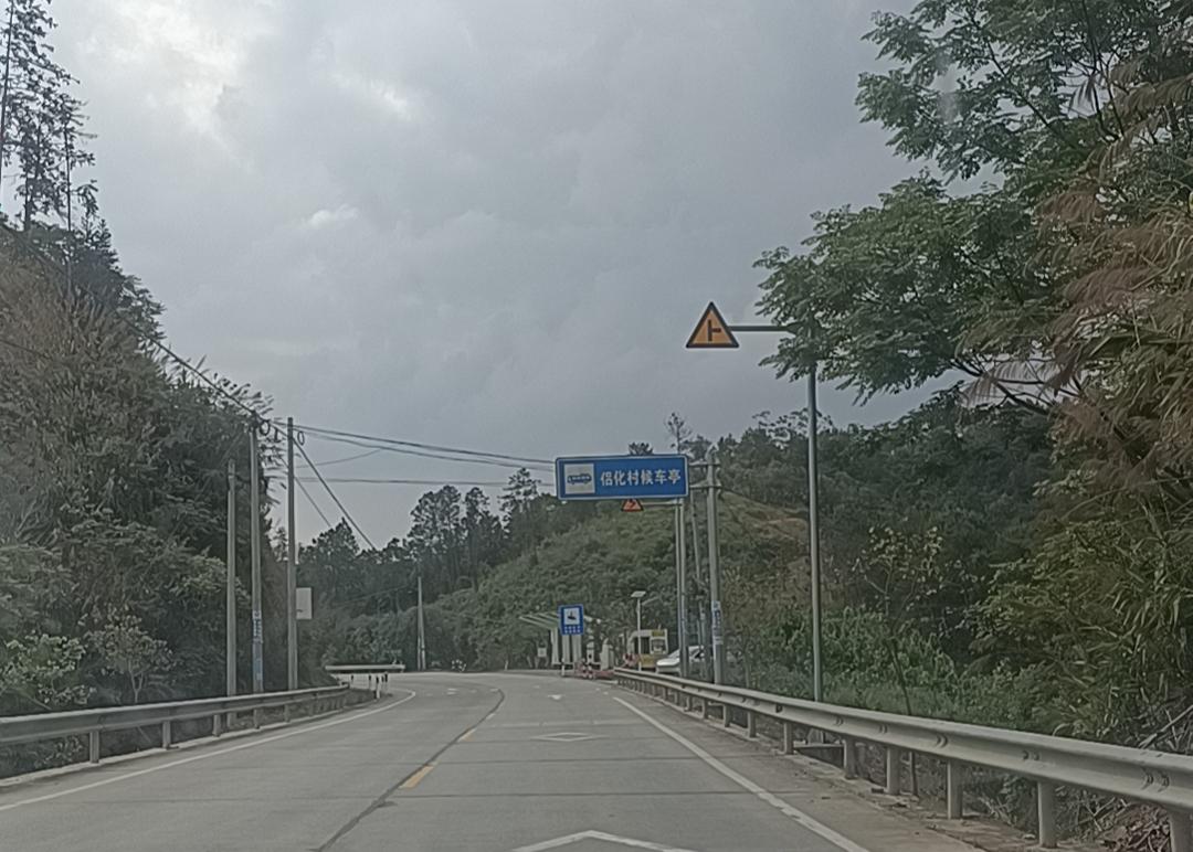 桂平罗秀的山村
在桂平方向去罗秀，
在麻垌镇和罗秀镇之间，
是一段山路，
好像是