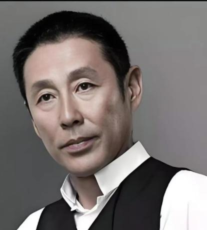 陈道明说过一段很现实的话："男人离婚，如果你没钱，后果也很难再找，基本上是孤独终
