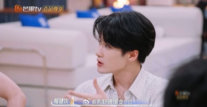 檀健次衣服鞋摆放的间距都要一致檀健次说自己有强迫症我们的宿舍综艺捕捉到有趣一幕，
