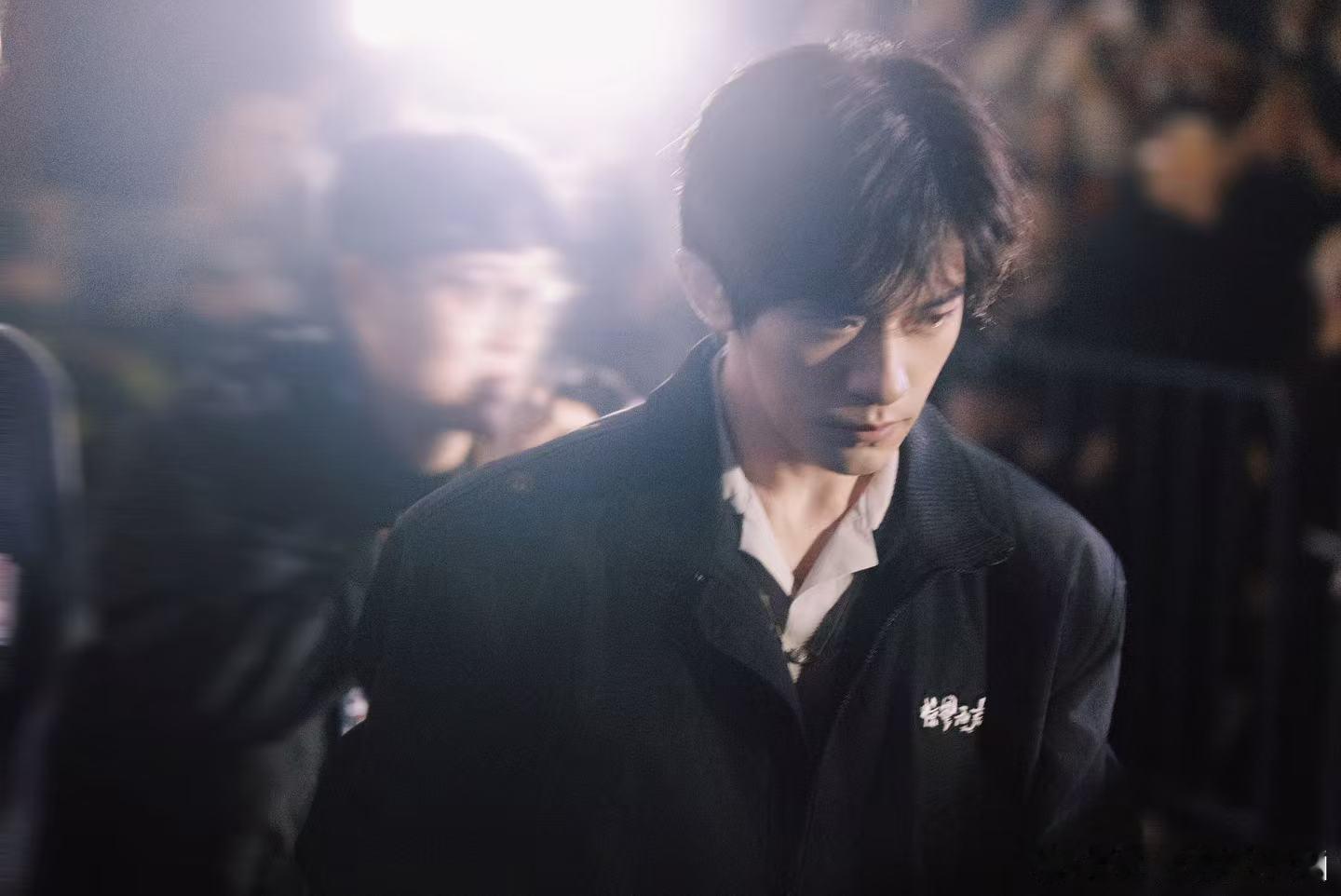 易烊千玺是有点演技症在身上 没有台词没有特写，只靠背影就把情绪演透，还是熬夜后的