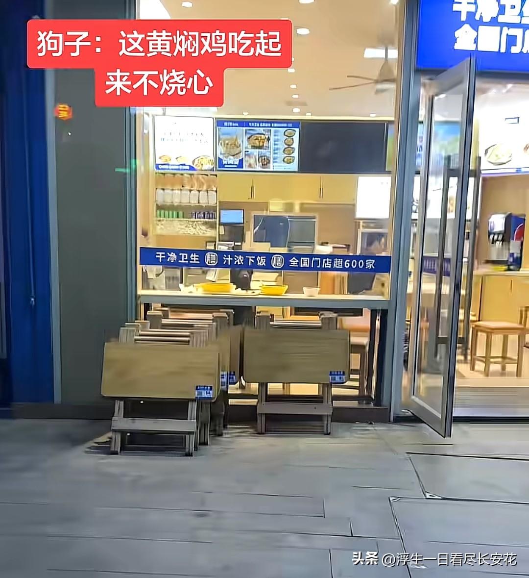 江西南昌这家膳当家门店要完蛋了，狗不仅进了店，还吃了顾客留下来的剩菜剩饭，舔了桌