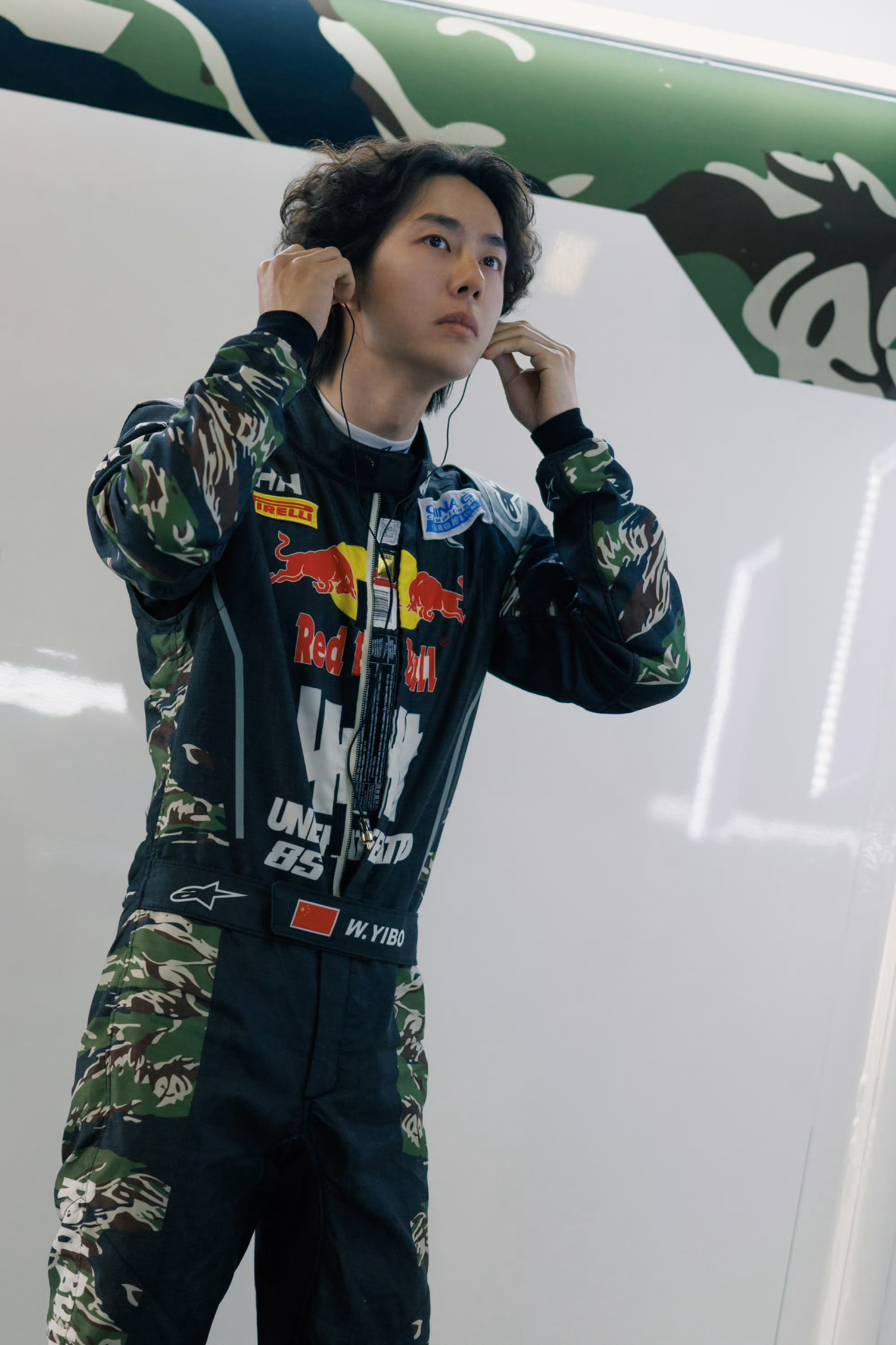 引擎轰鸣已就位！王一博85号赛车手重返赛道，蓄势待发燃擎正赛时刻当赛车服上的号码