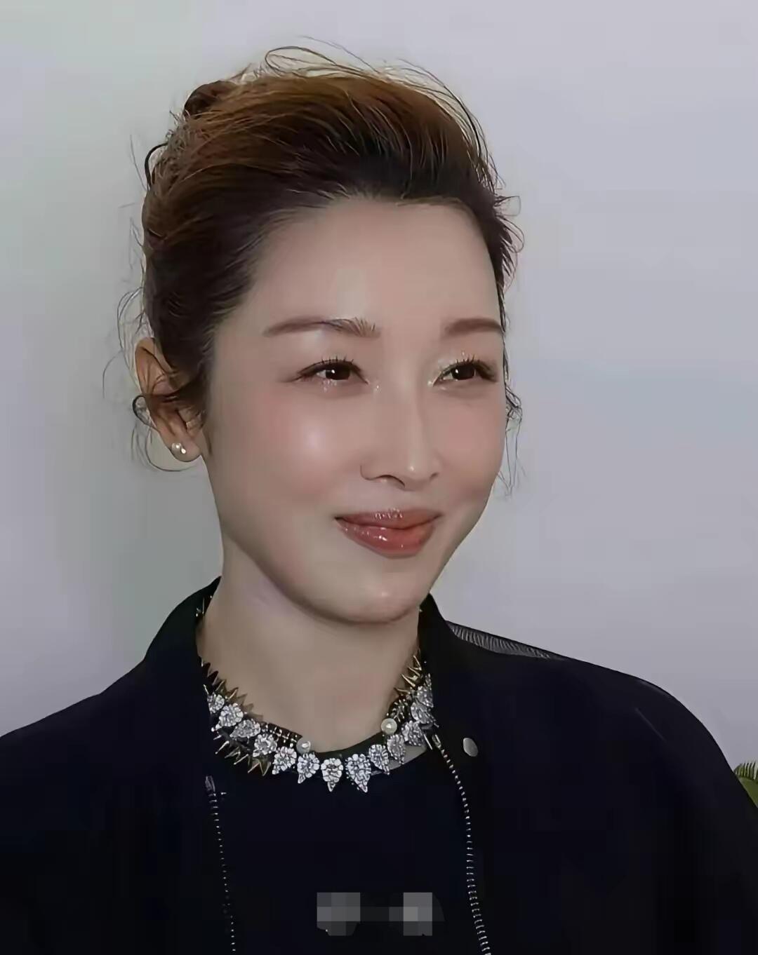 一点也看不出来，这一位女明星今年有54岁了，气质和状态就像35岁的女人，脸上的皮
