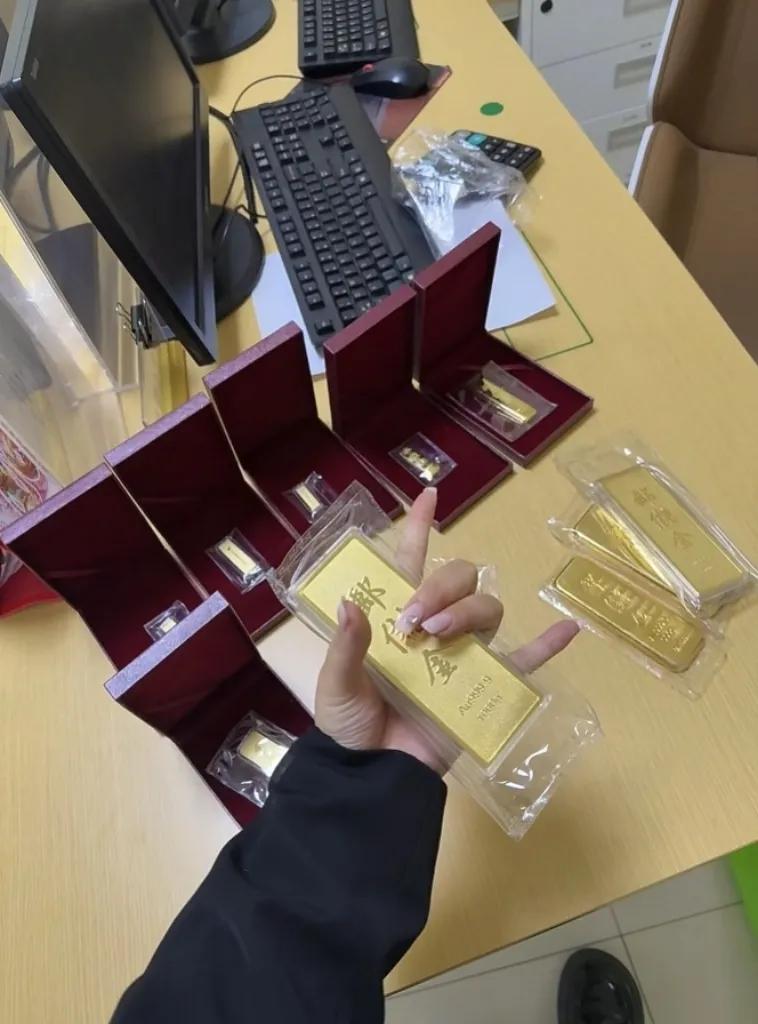 昨天买黄金的人，估计现在嘴都已经笑歪了，昨天前天金价881，现在已经猛涨到了90