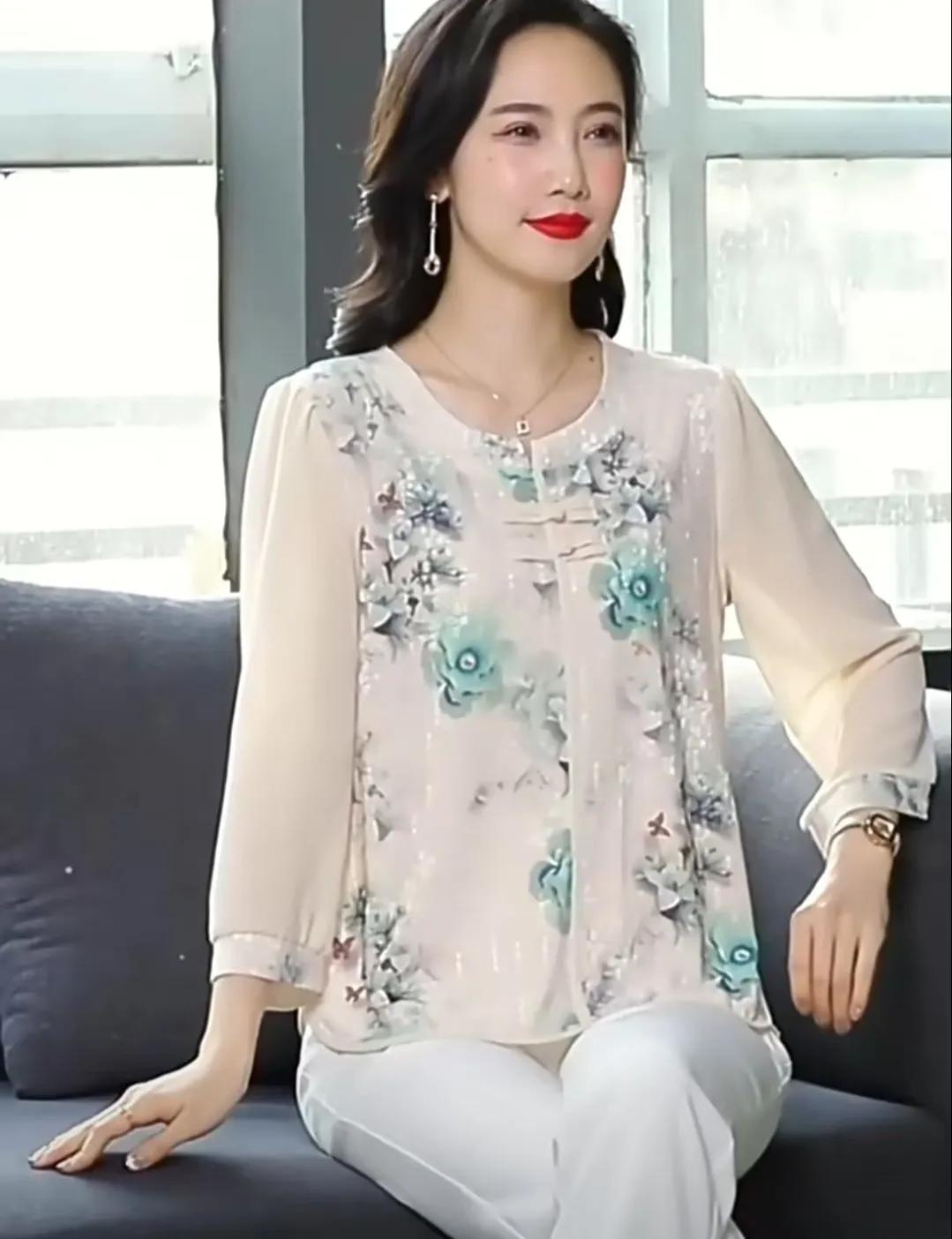 四十岁女性朋友还如此吸引人。四十岁‌年龄的女性自信、情绪稳定，在相处中展现出独特