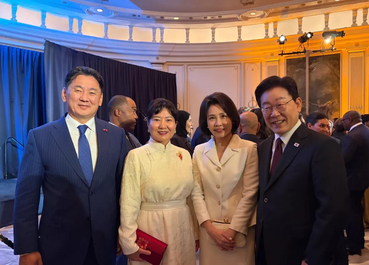 联大间隙，李在明夫妇与蒙古国总统夫妇合影。韩国官员形容韩蒙合作，说韩国是亚洲的手