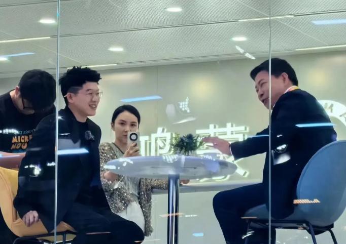 好家伙，余承东也来北京车展了！又一顶流~现在压力给到谁了？ 现在有很多人在加他大