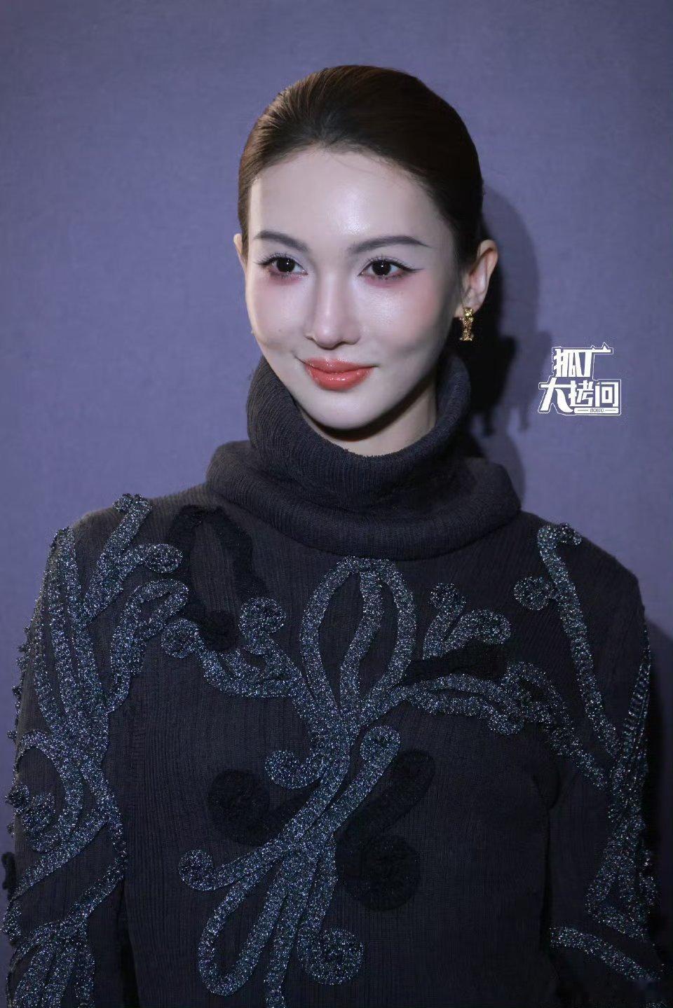 金晨亮相 T 风格论坛造型，LV这套还行，化的是粉色下眼影 T风格论坛