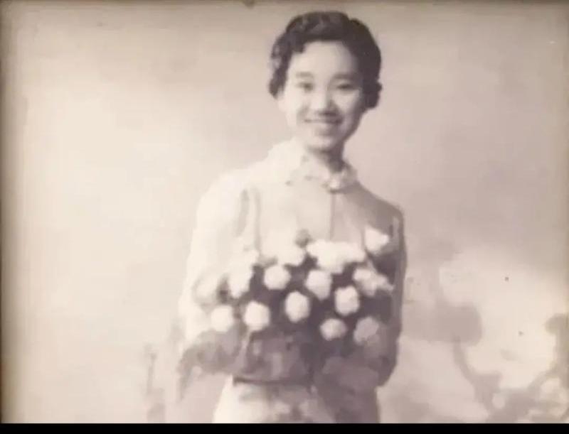 1941年，日军将朱凡带到湖边，随后将她的双腿分别捆绑在两艘游艇上又逼问她：“你