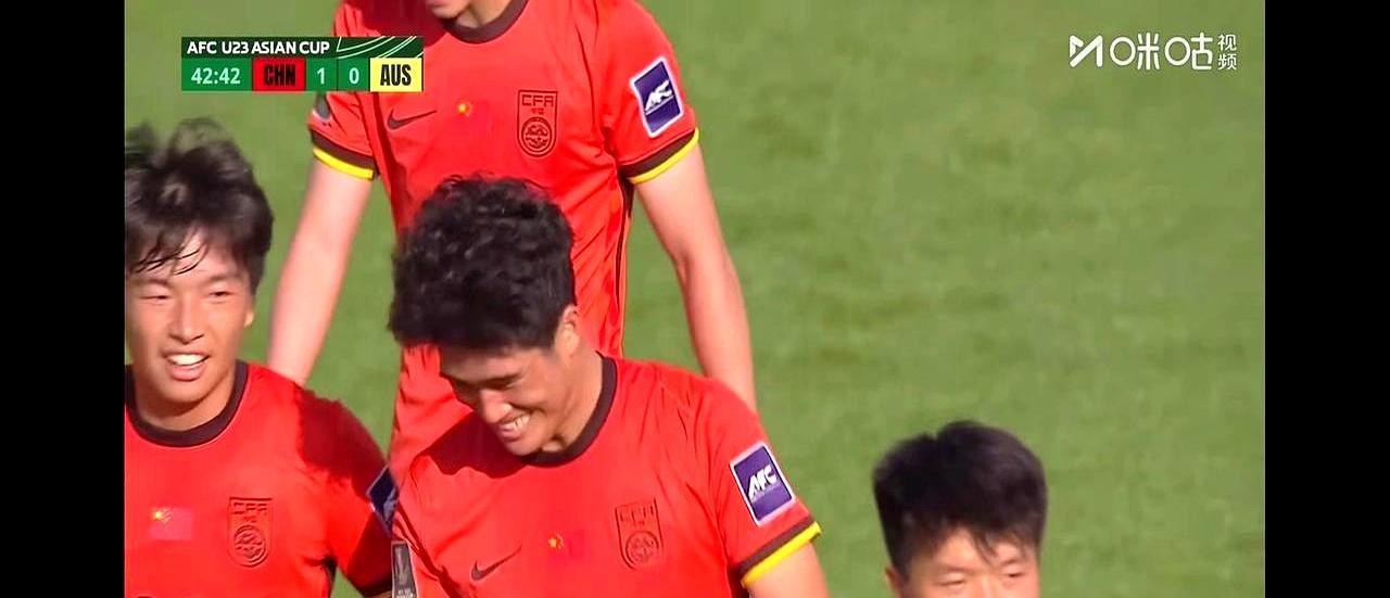 彭啸在U23亚洲杯踢疯了。
 
五场解围52次，空中对抗八成五拿下，还顶进俩头球