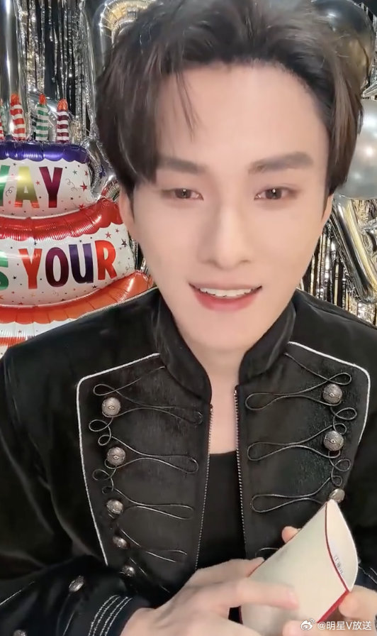 江衡被喊大馋小子 救命！江衡直播被喊大馋小子，还故作生气地让粉丝再说一次，反差萌