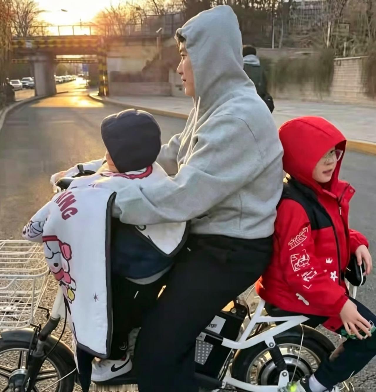 梁靖崑虽然是世界冠军
但是接孩子也不开豪车
也不花钱请人接送，而是自己亲自骑电动