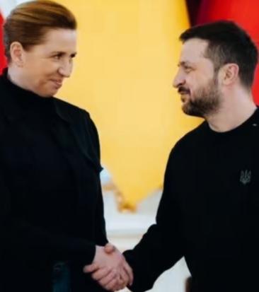 丹麦首相弗雷泽里克森看向泽连斯基的眼神很特别啊！
弗雷泽里克森这眼神是什么意思呢